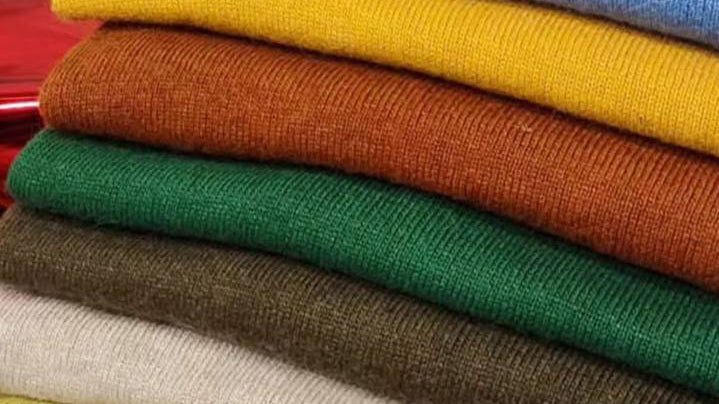 maglioni impilati in lana e cashmere in tanti colori e a 40€